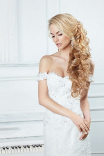 Portrait of the bride with long locks.